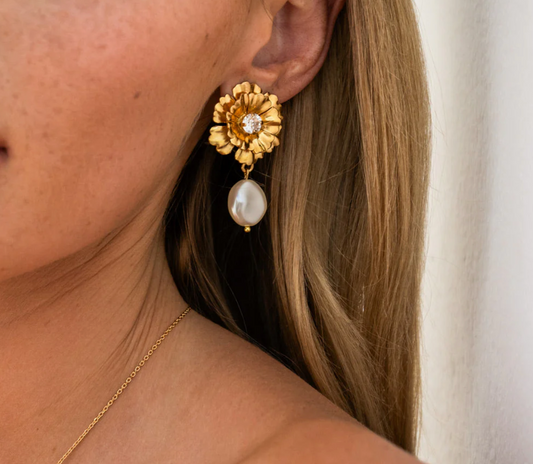 Blossom pearl earrings gold